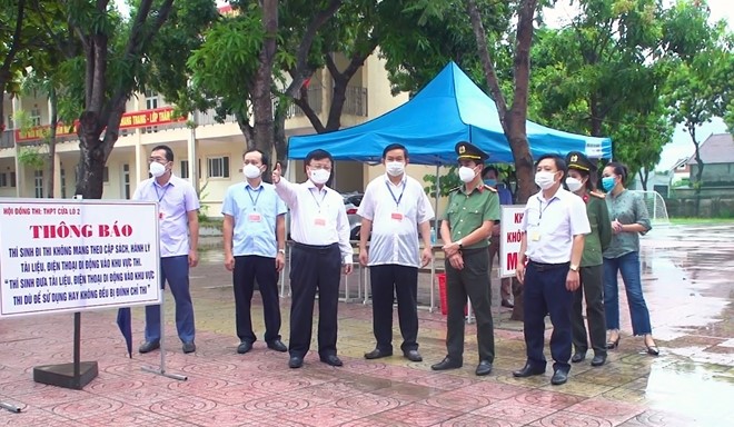 Đoàn kiểm tra của tỉnh Nghệ An tại điểm thi trường THPT Cửa Lò 2.