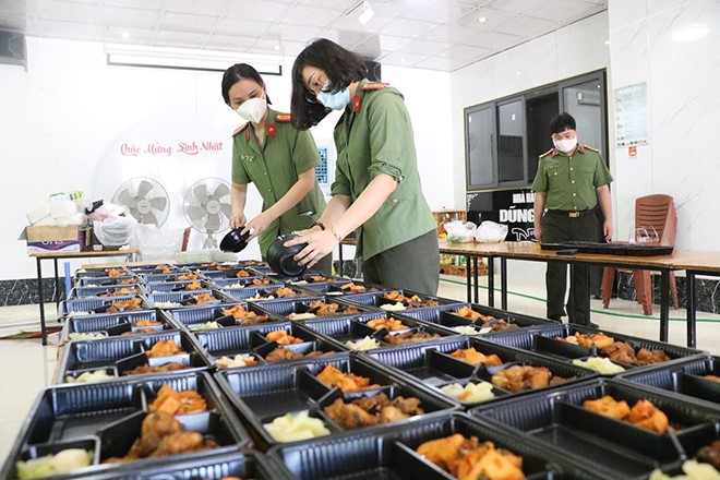 Phụ nữ Công an Nghệ An chuẩn bị các suất cơm hàng ngày cho các chốt trực. Ảnh: Vương Linh