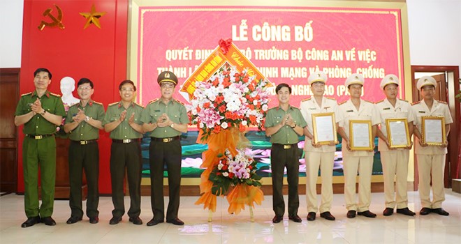 Lãnh đạo Công an tỉnh tặng hoa chúc mừng lãnh đạo Phòng PA05.
