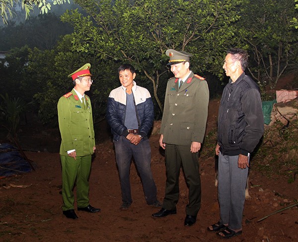 Thượng tá Trần Ngọc Tuấn cùng lãnh đạo Công an thị xã Thái Hòa thăm hỏi, động viên anh Trần Quốc Tuấn (thứ hai từ trái sang).