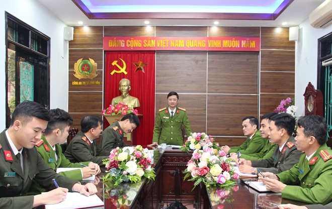 Thượng tá Trần Ngọc Tuấn chủ trì họp giao ban tại Công an thị xã Thái Hòa.