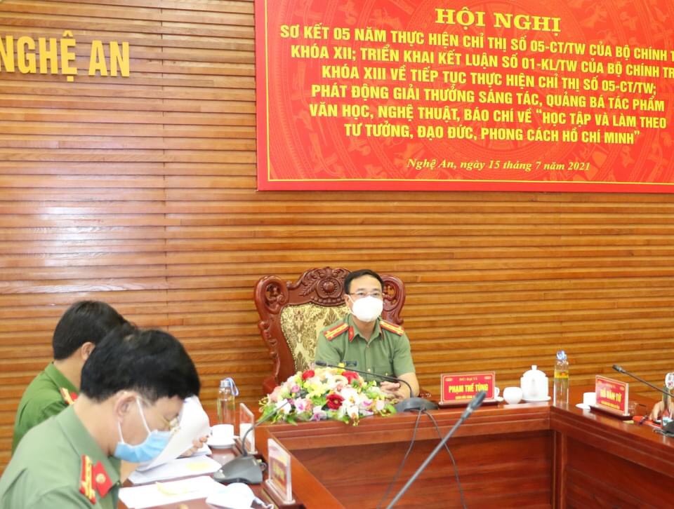 Đại tá Phạm Thế Tùng, Ủy viên BTV Tỉnh ủy, Giám đốc Công an tỉnh chủ trì tại điểm cầu Công an tỉnh