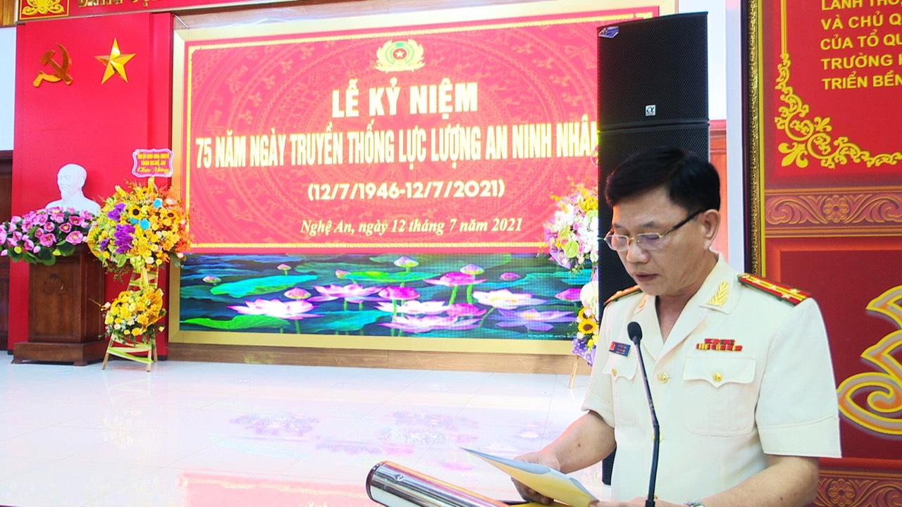 Đại tá Lê Văn Thái, Phó Giám đốc Công an tỉnh ôn lại truyền thống 75 năm của lực lượng an ninh nhân dân Công an Nghệ An. Ảnh: Vương Linh