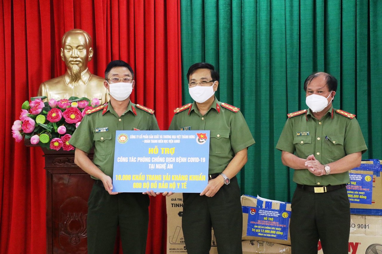 Công ty CP Sản xuất và Thương mại Việt Thành Hưng và Đoàn thanh niên Học viện ANND trao 10.000 khẩu trang vải kháng khuẩn và 600 bộ đồ bảo hộ y tế