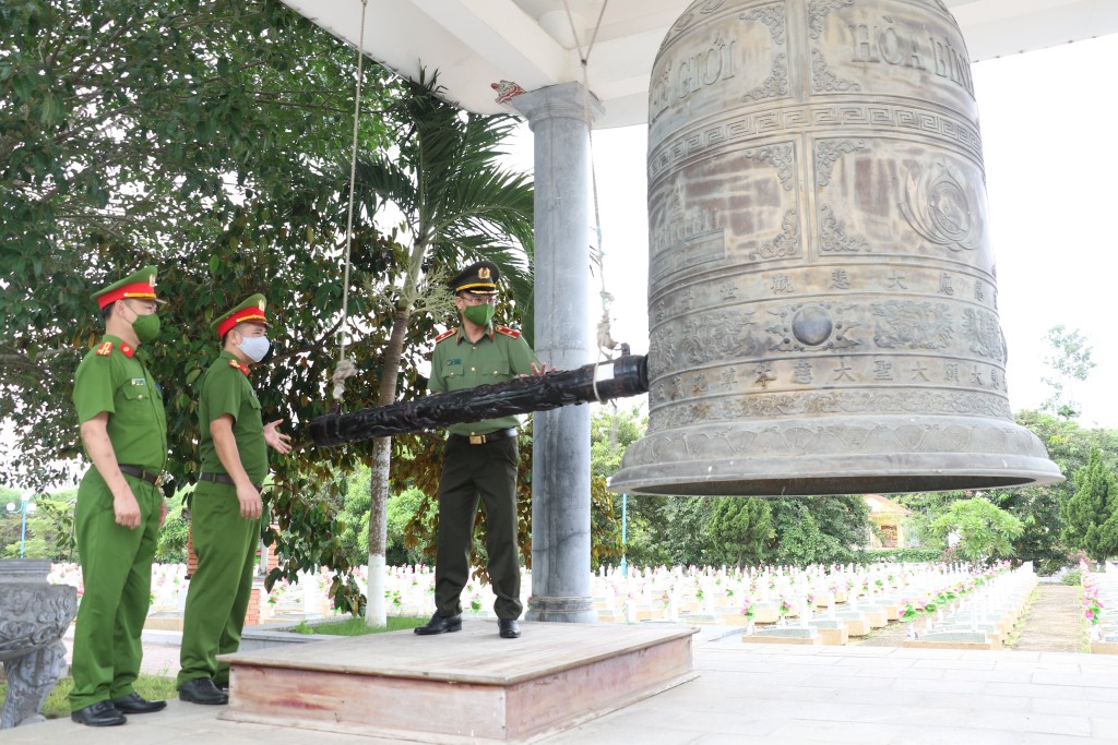Thiếu tướng Phạm Thế Tùng thỉnh chuông tại Nghĩa trang quốc tế Việt – Lào