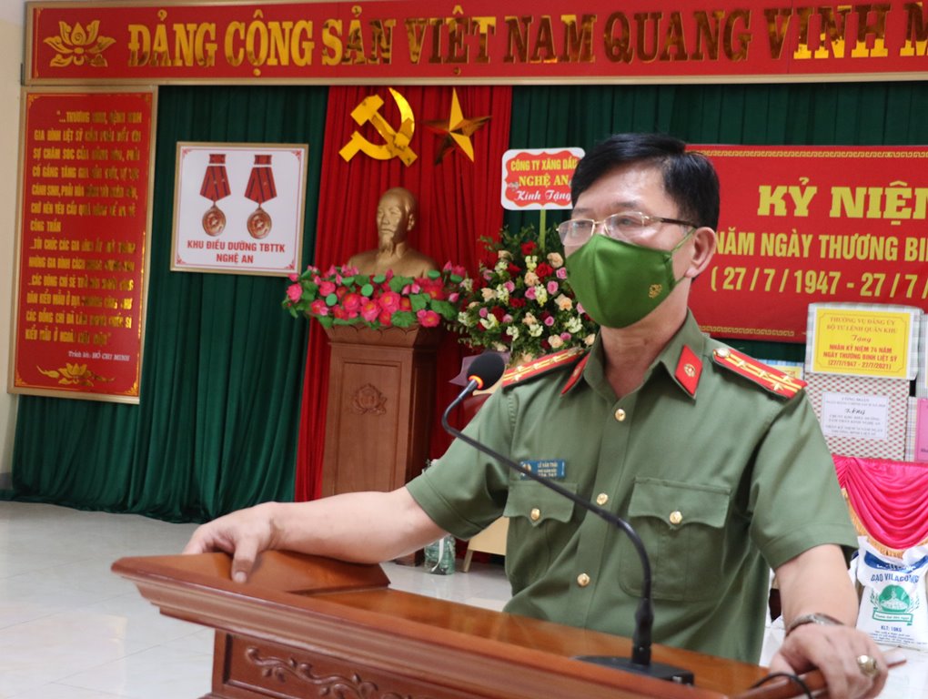 Đại tá Lê Văn Thái, Phó Giám đốc Công an tỉnh thăm hỏi các thương, bệnh binh, thân nhân liệt sỹ