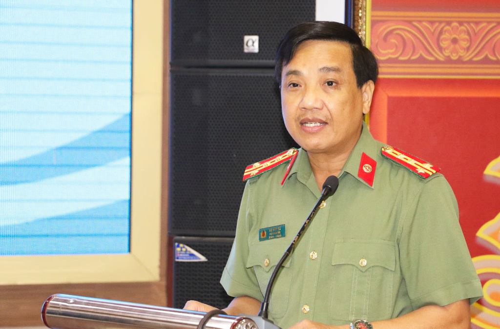 Đồng chí Đại tá Hồ Văn Tứ, Phó Giám đốc Công an tỉnh phát biểu tại buổi tọa đàm