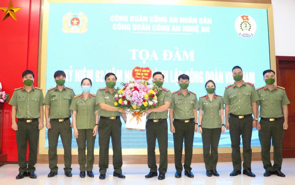 Đồng chí Đại tá Hồ Văn Tứ, Phó Giám đốc Công an tỉnh tặng hoa chúc mừng Công đoàn Công an Nghệ An 