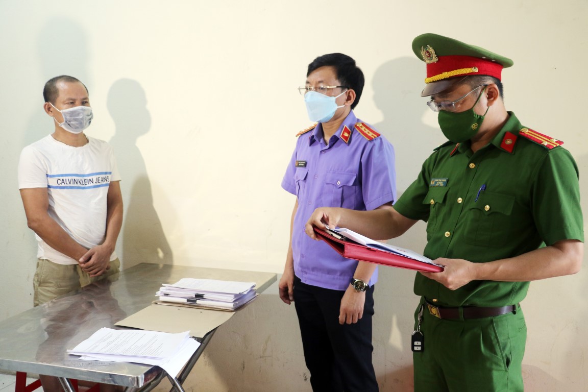 Cơ quan chức năng tống đạt quyết định khởi tố bị can Trần Văn Bảy
