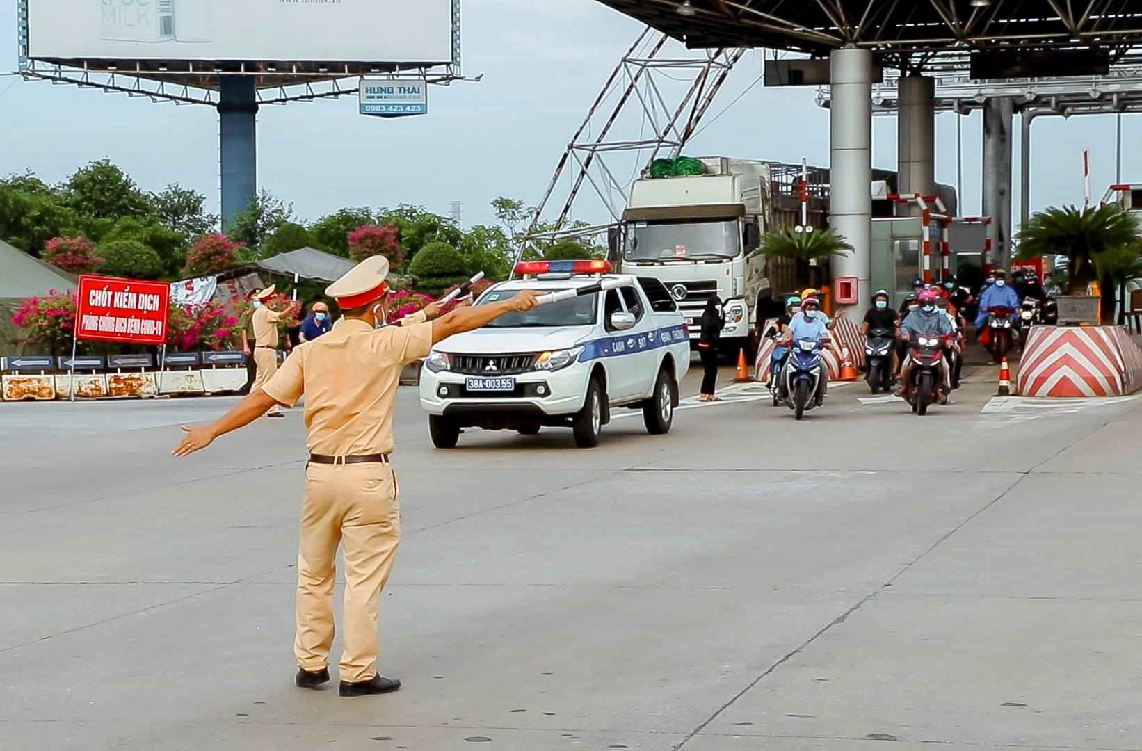 Lực lượng Cảnh sát giao thông Công an Nghệ An hỗ trợ đón, đảm bảo an toàn giao thông cho đoàn người khi đến địa bàn Nghệ An