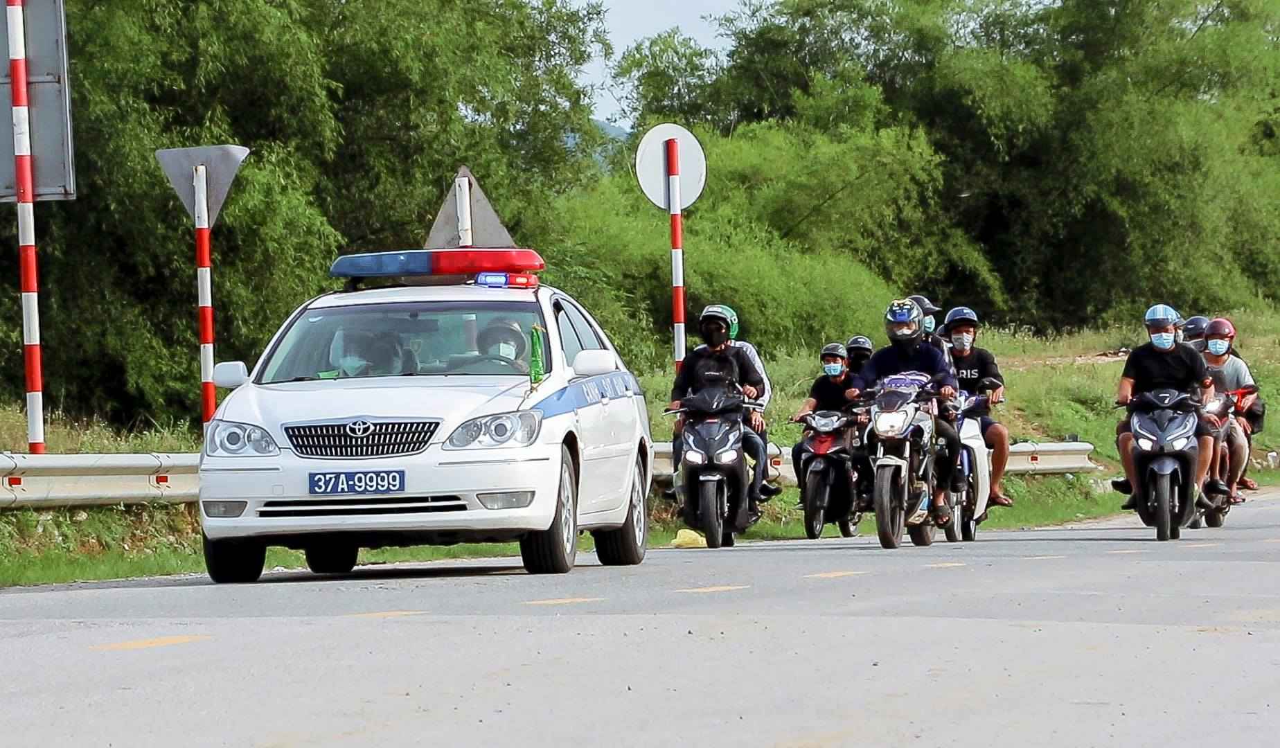 Xe chuyên dụng của Cảnh sát giao thông Công an Nghệ An dẫn đường cho bà con di chuyển