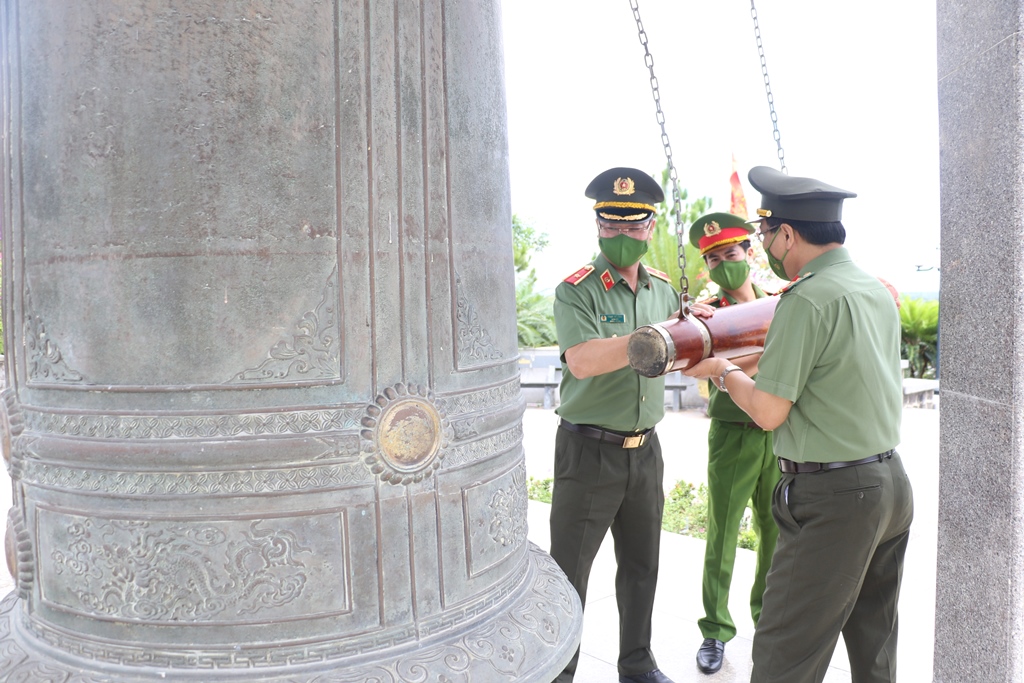 Ban Giám đốc Công an tỉnh Nghệ An thỉnh chuông tại Nghĩa trang liệt sỹ Quốc gia đường 9