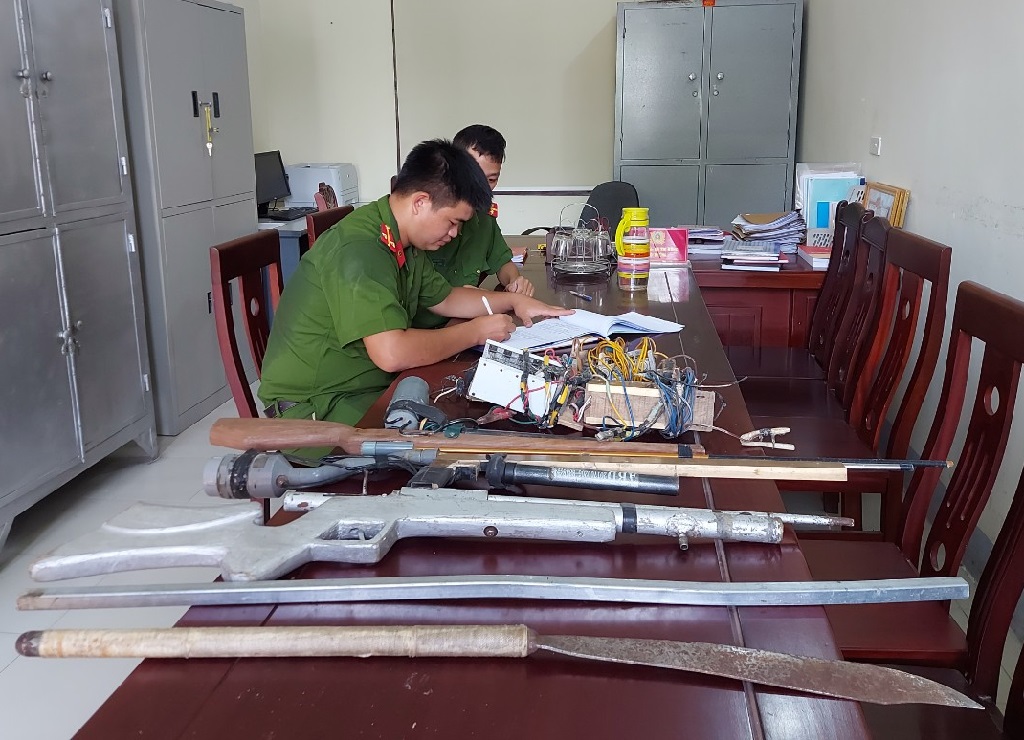 Nhiều vũ khí tự chế và hung khí được người dân giao nộp lại cho Công an huyện Anh Sơn