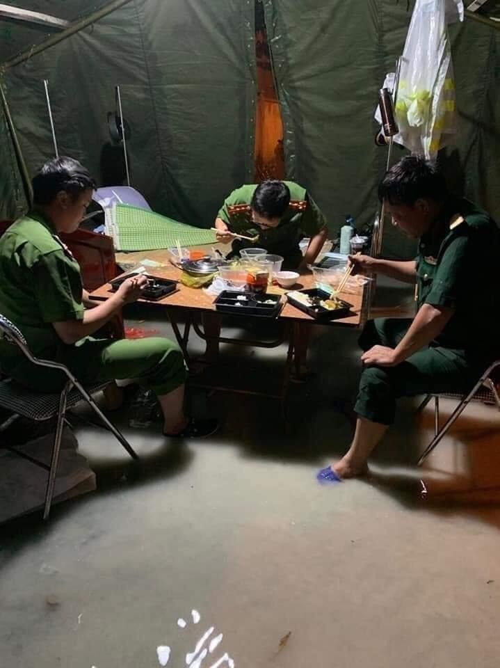 Bữa tối trong lán trại ngập nước của lực lượng trực chốt ở huyện Kỳ Sơn sau cơn mưa xối xả