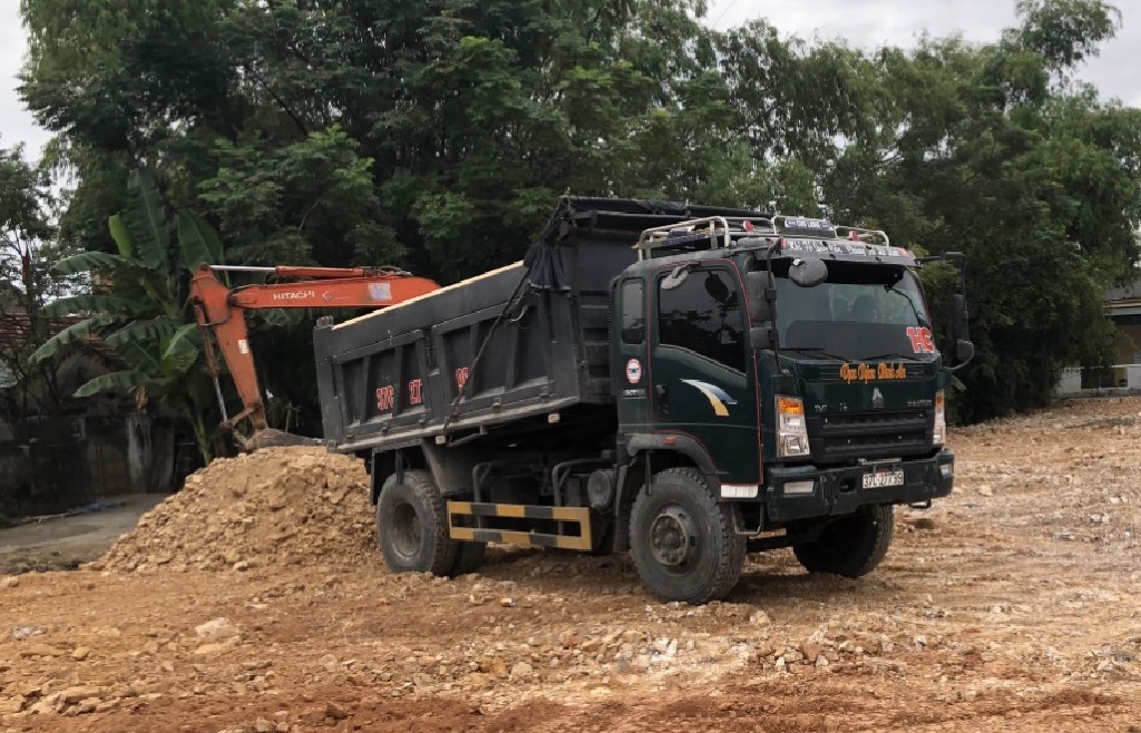 Phương tiện được đối tượng Nguyễn Khắc Dương dùng để khai thác đất bị Công an huyện Nam Đàn tạm giữ