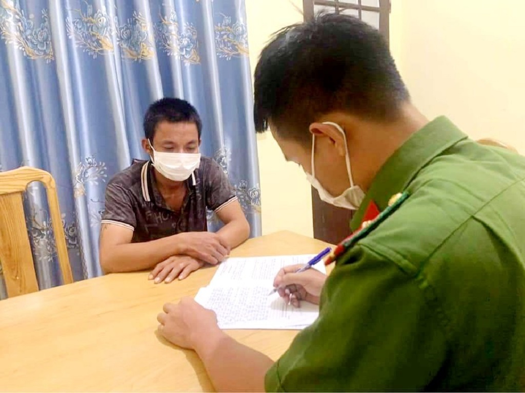 Công an huyện Quỳnh Lưu lấy lời khai đối tượng Nguyễn Văn Long về hành vi cướp giật tài sản