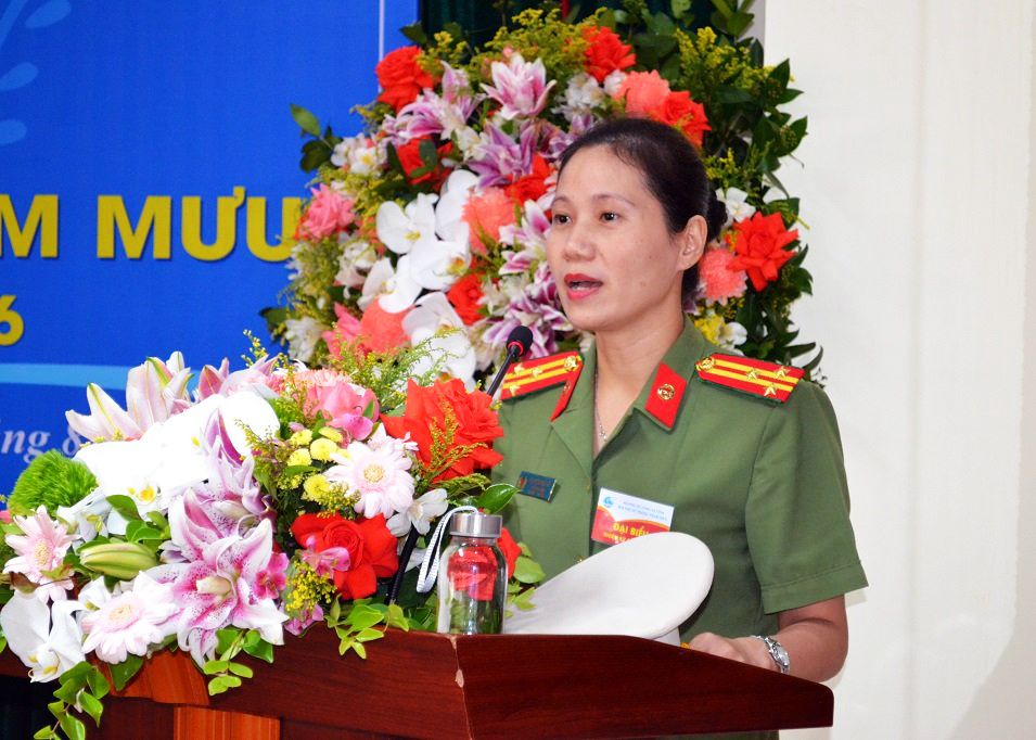 Thượng tá Nguyễn Việt Hà, Chủ tịch Hội phụ nữ Công an tỉnh phát biểu tại Đại hội
