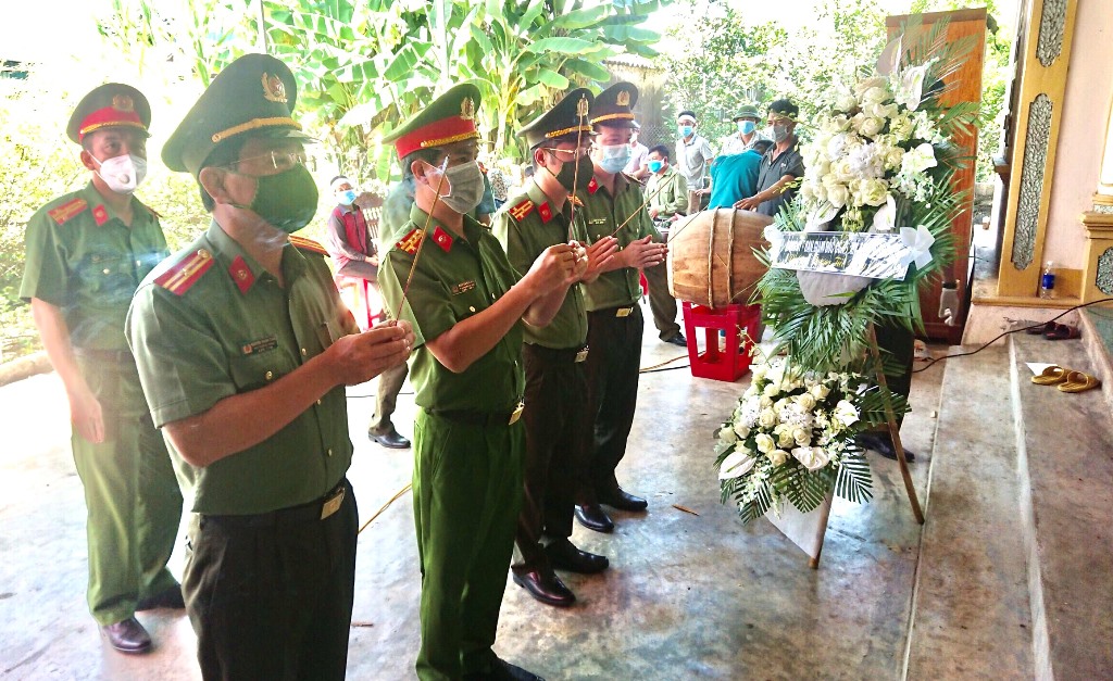 Đoàn công tác Công an tỉnh Nghệ An thắp hương tiễn đưa Trung úy Nguyễn Văn Chiến