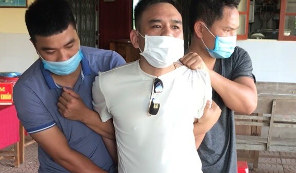 Lực lượng công an bắt giữ Trần Văn Đông