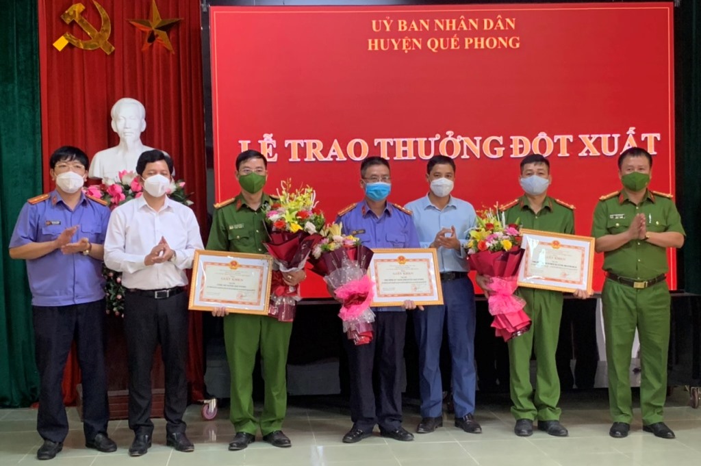 Đồng chí Dương Hoàng Vũ, Chủ tịch Ủy ban Nhân dân huyện đã trao thưởng đột xuất cho các tập thể tham gia truy bắt đối tượng