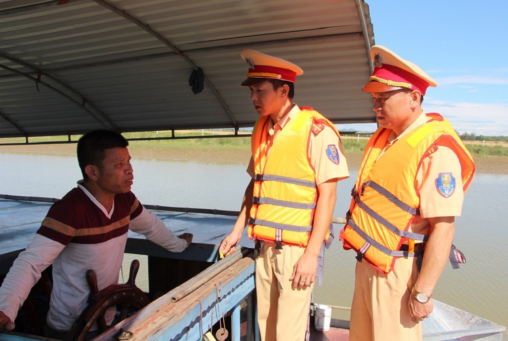 Phòng Cảnh sát giao thông tăng cường tuần tra kiểm soát trên tuyến sông Lam