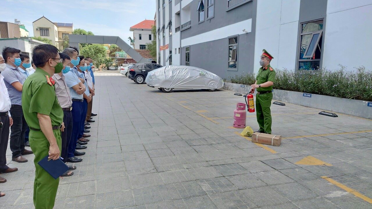 Cán bộ Công an thành phố Vinh huấn luyện cho các thành viên “Khu chung cư an toàn về PCCC” tại phường Quán Bàu 