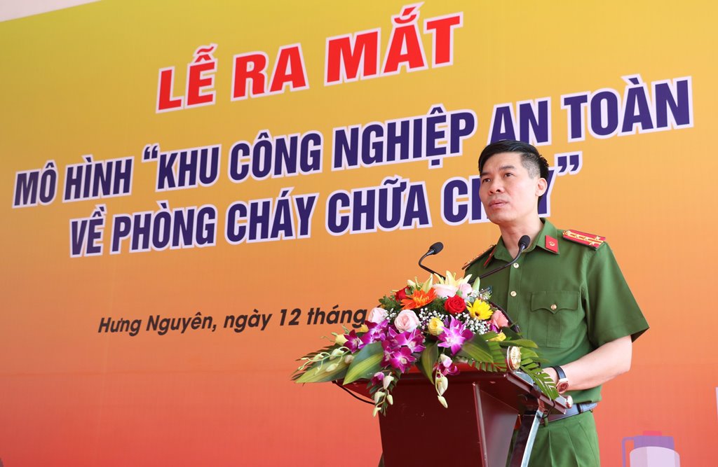 Đại tá Cao Minh Huyền, Phó Giám đốc Công an tỉnh phát biểu tại buổi lễ  Toàn cảnh buổi lễ