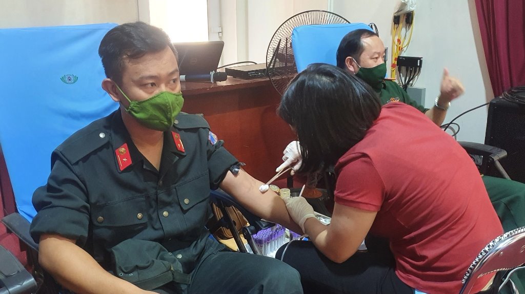 Đoàn viên, hội viên phụ nữ Phòng Cảnh sát cơ động hưởng ứng chương trình hiến máu