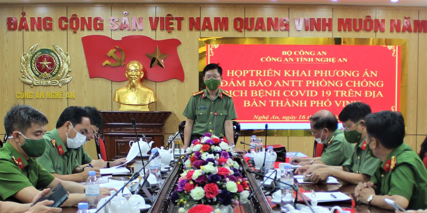 Đồng chí Đại tá Lê Văn Thái - Phó Giám đốc Công an tỉnh chủ trì cuộc họp.