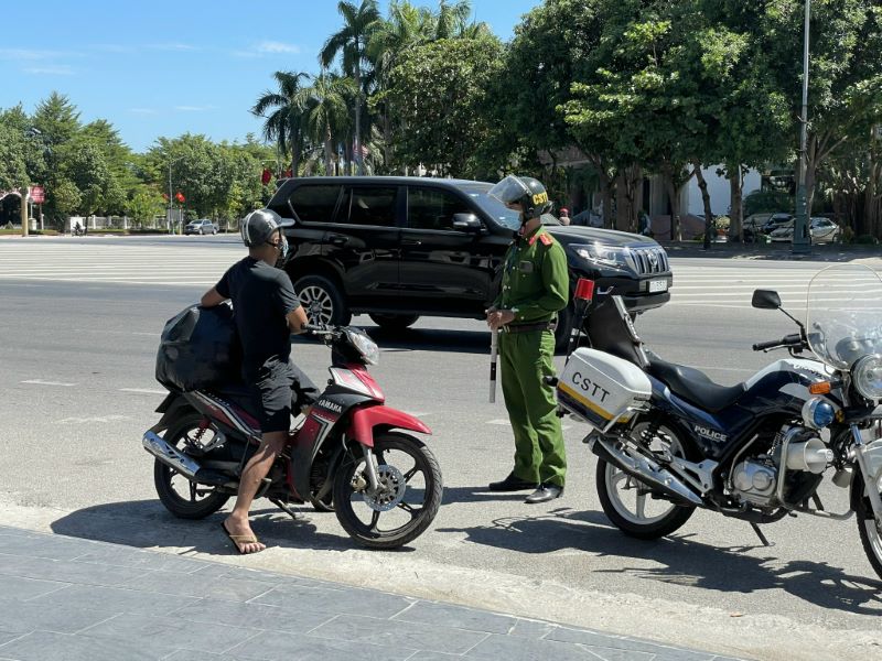 Cảnh sát trật tự - Phòng Cảnh sát QLHC về TTXH Công an Nghệ An kiểm tra, nhắc nhở người dân ra đường khi thành phố Vinh đang áp dụng Chỉ thị 16