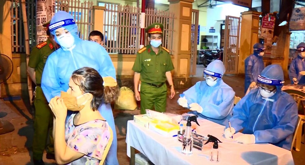 “Tổ Covid cộng đồng” phường Cửa Nam, thành phố Vinh phối hợp lấy mẫu bệnh phẩm xét nghiệm Covid-19