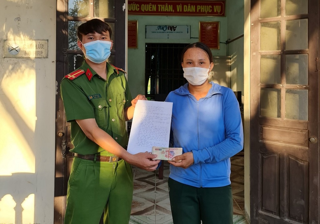 Công an xã Quỳnh Nghĩa trao trả tài sản cho chị Phạm Thị Thuyên