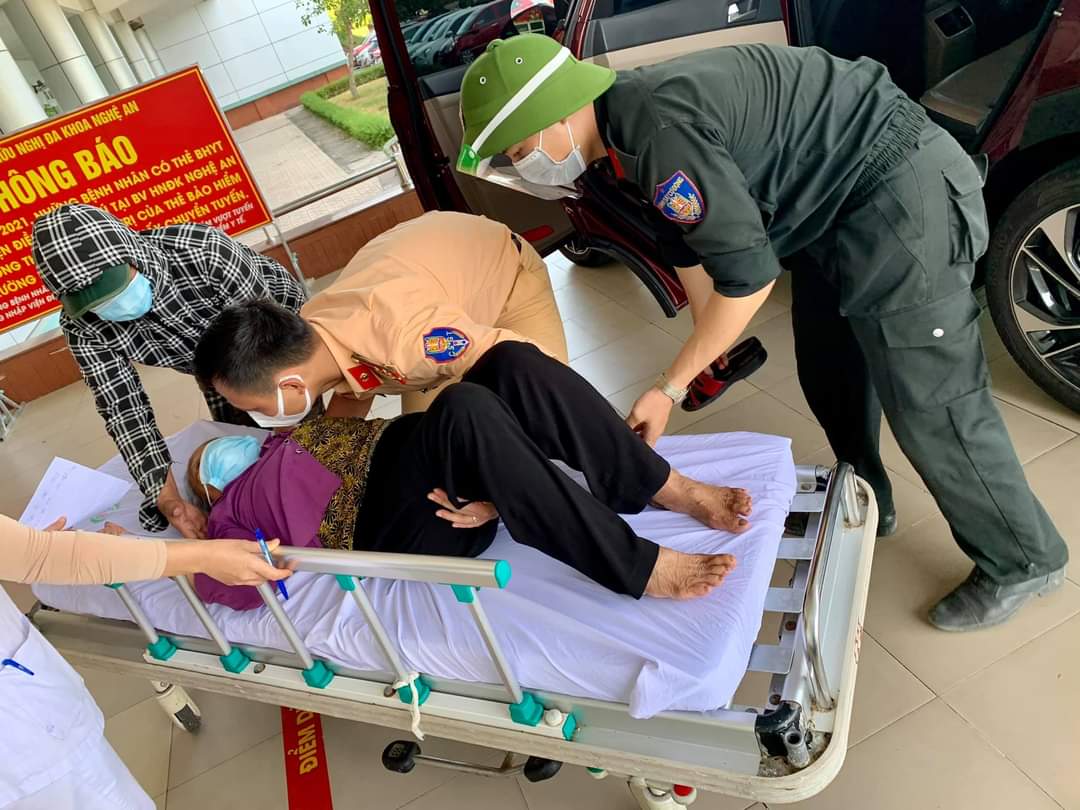 Tổ công tác phòng, chống dịch thuộc phường Trung Đô, thành phố Vinh kịp thời đưa bà cụ có tiền sử bệnh tim đi cấp cứu