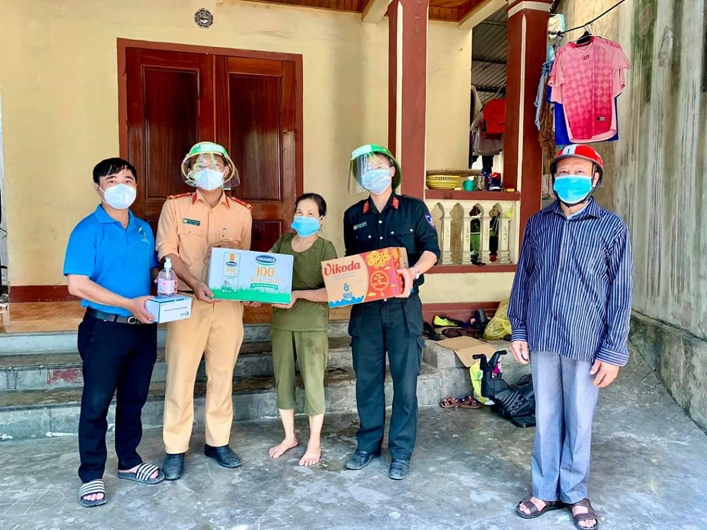 Tổ công tác phòng, chống dịch thuộc phường Trung Đô, thành phố Vinh trao quà cho gia đình bà Trần Thị Mai