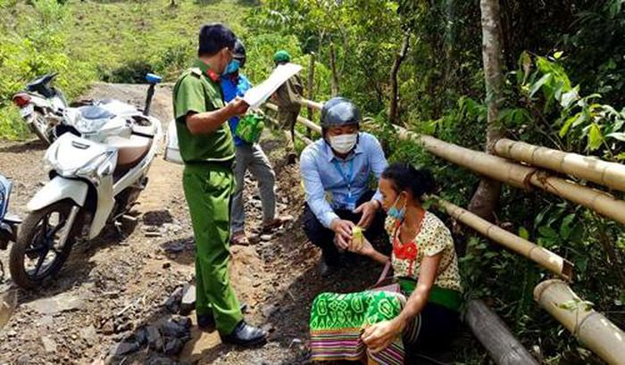 Công an xã Quang Phong cùng chính quyền tiến hành sơ cứu, cung cấp nước uống cho chị Lưu