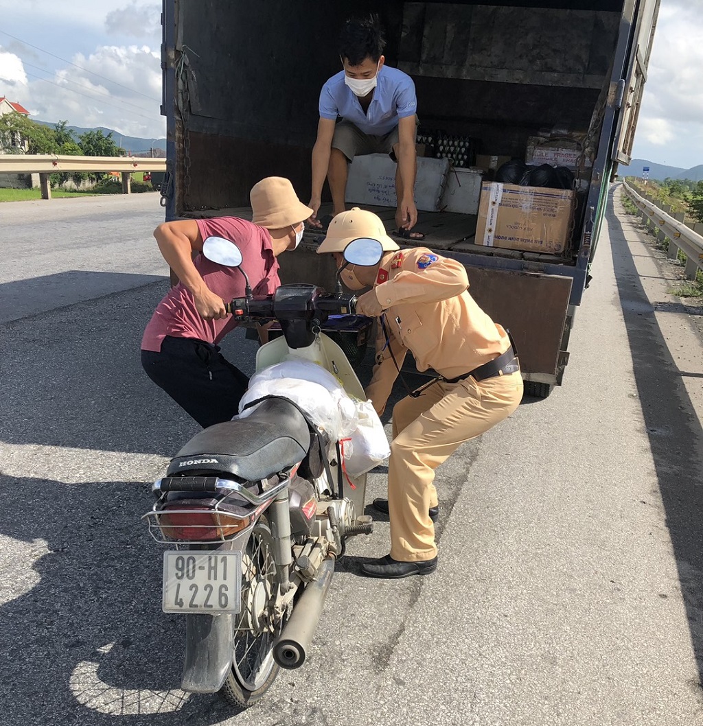 Cảnh sát giao thông hỗ trợ đưa phương tiện của anh Thắng đi sửa chữa 