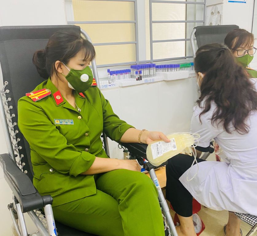 Trung tá Lê Thị Xuân Thủy vừa mới trực chốt từ 0h đến 6h sáng nhưng vẫn tham gia hiến 250ml máu.