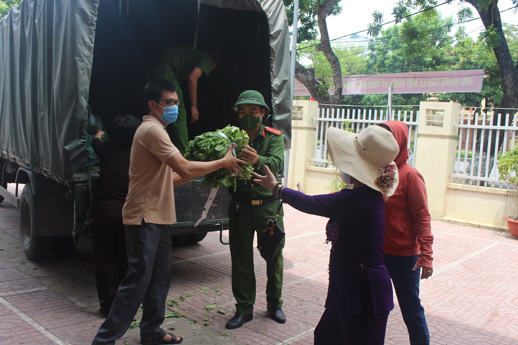 Hơn 01 tấn rau sạch đã được trao tặng cho Nhân dân trong khu vực phong tỏa