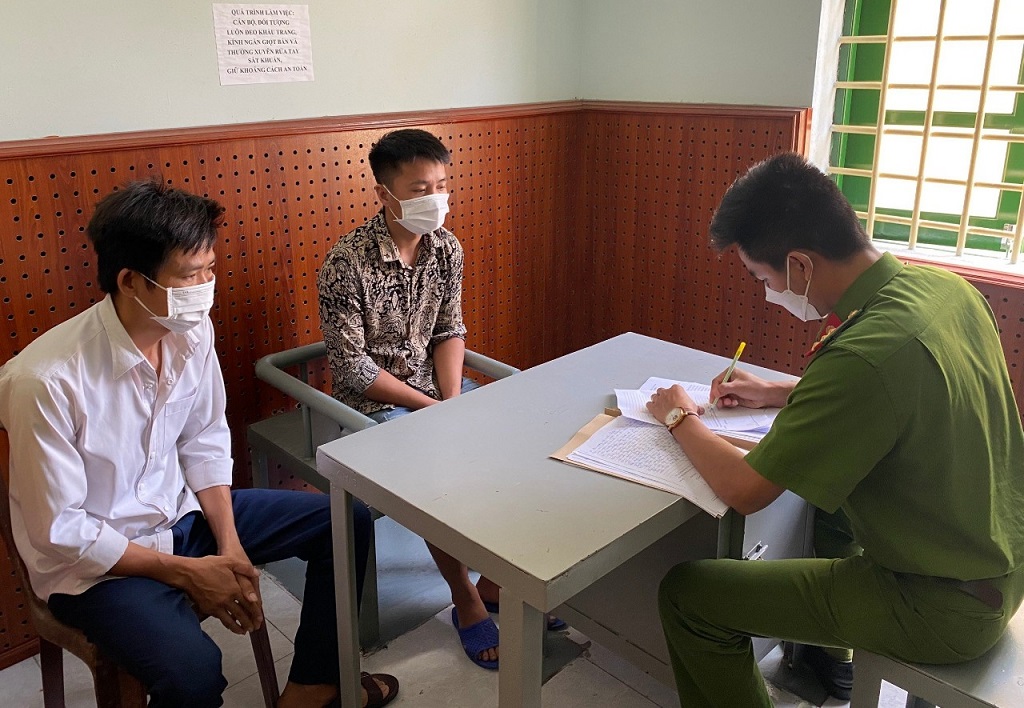 Cán bộ Công an huyện Quỳnh Lưu lấy lời khai 02 đối tượng Hoàng Văn Đông và Nguyễn Duy Tĩnh
