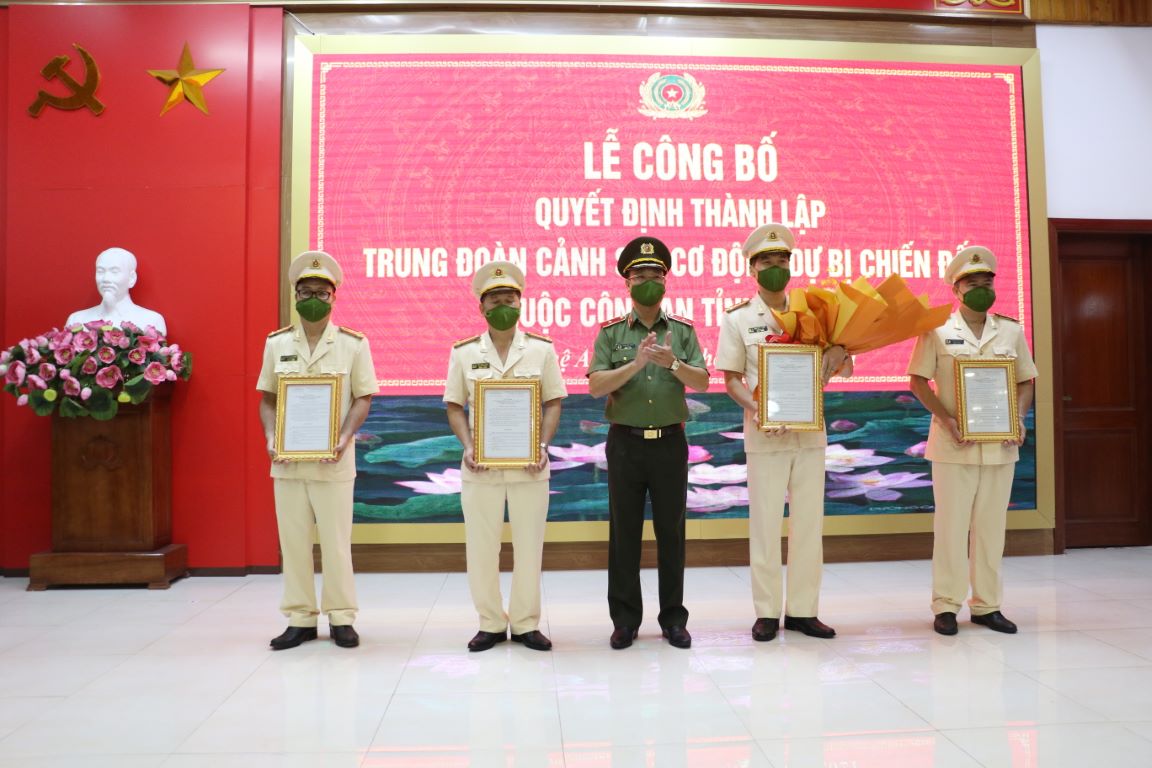 Thiếu tướng Phạm Thế Tùng, Ủy viên BTV Tỉnh ủy, Giám đốc Công an tặng hoa chúc mừng các đồng chí lãnh đạo, chỉ huy Trung đoàn Cảnh sát cơ động dự bị chiến đấu