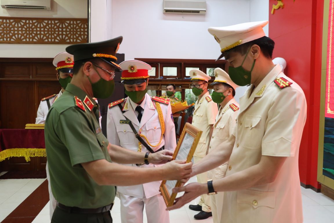 Thiếu tướng Phạm Thế Tùng, Ủy viên BTV Tỉnh ủy, Giám đốc Công an trao các quyết định về phân công lãnh đaạo, chỉ huy Trung đoàn Cảnh sát cơ động dự bị chiến đấu