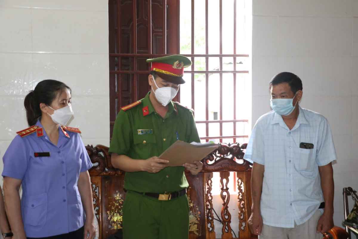 Cơ quan chức năng thi hành lệnh khám xét chỗ ở của bị can Cao Thanh Long