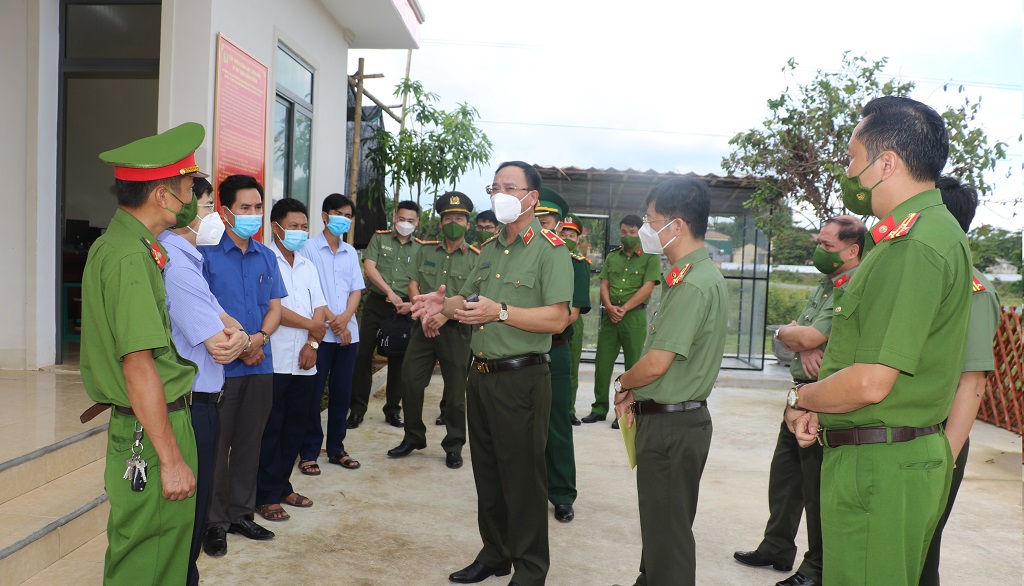 Thiếu tướng Phạm Thế Tùng, Giám đốc Công an tỉnh trao đổi với cấp ủy, chính quyền huyện Thanh Chương và xã Thanh Thủy
