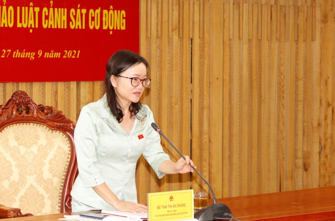 Bà Thái Thị An Chung - Phó trưởng đoàn Đoàn đại biểu Quốc hội tỉnh Nghệ An phát biểu tại hội nghị