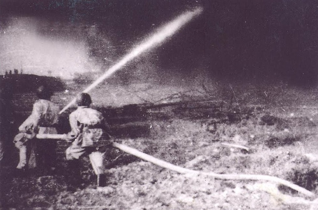 Lực lượng PCCC Công an Nghệ An tập trung chữa cháy kho xăng dầu Hưng Hoà bị máy bay Mỹ đánh phá năm 1965