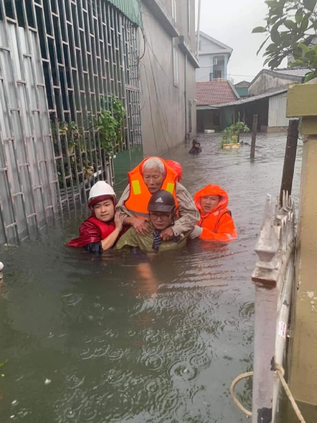 Cứu nạn, cứu hộ, hỗ trợ người dân tại các vùng bị ngập lụt trong trận lũ lịch sử tại thành phố Vinh (năm 2020)