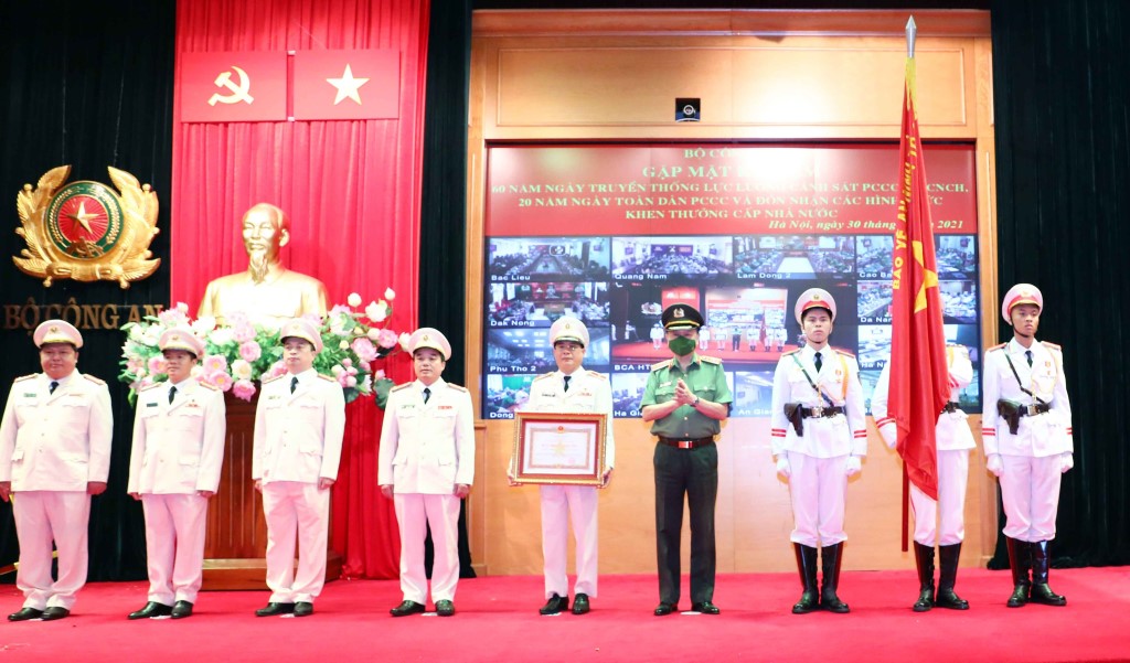 Thừa ủy quyền của Chủ tịch nước, Bộ trưởng Tô Lâm trao Huân chương Quân công hạng Nhì cho Cục Cảnh sát PCCC và CNCH. Ảnh: Minh Hiền