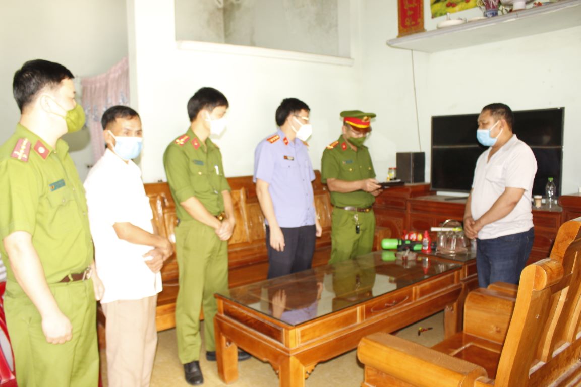 Cơ quan chức năng tống đạt quyết định khởi tố bị can Nguyễn Văn Hào