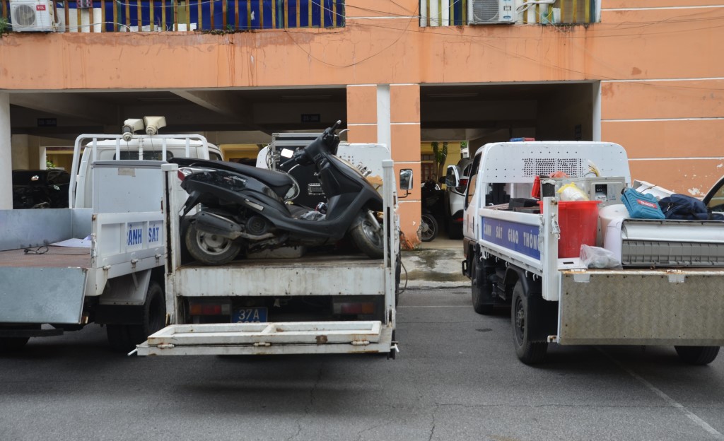 Công an thành phố Vinh huy động 03 xe ô tô tải để vận chuyển số tài sản bị mất trộm phục vụ công tác điều tra