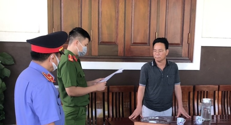 Lực lượng chức năng tống đạt quyết định đối với bị can Nguyễn Đình Hải